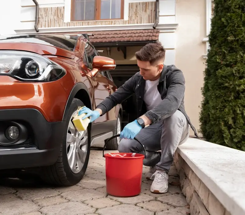 Lavage auto à domicile Rodès : professionnel intervenant sur un véhicule